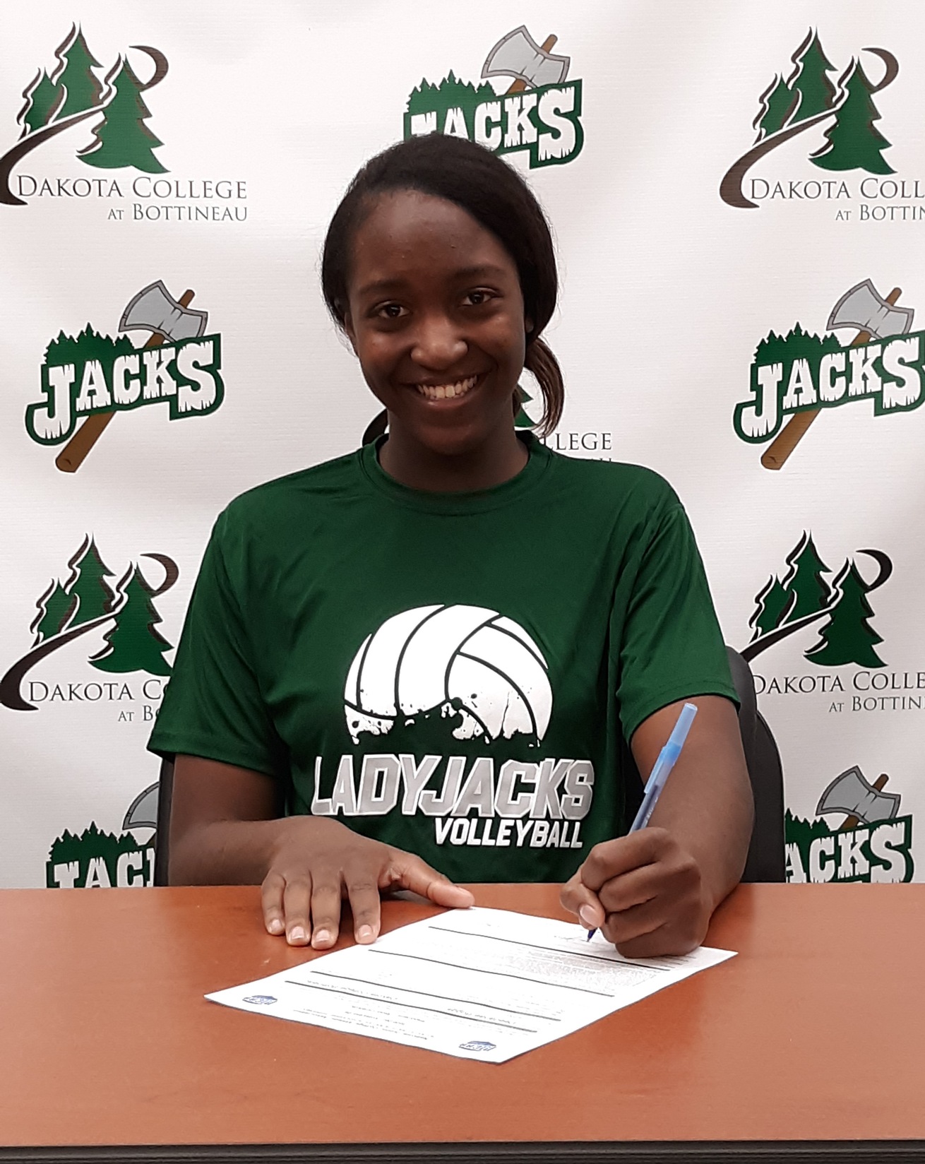 Houston, Texas Senior DeeJanae Buggs has signed an NJCAA Letter of Intent to play for the Ladyjacks volleyball team in 2020.